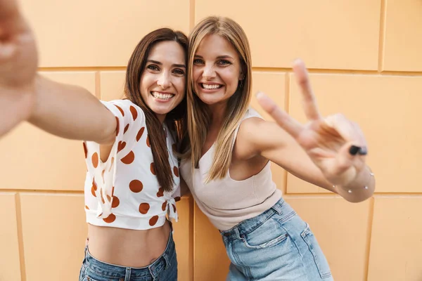 Afbeelding Van Vrolijke Volwassen Twee Vrouwen Nemen Selfie Foto Gebaren — Stockfoto