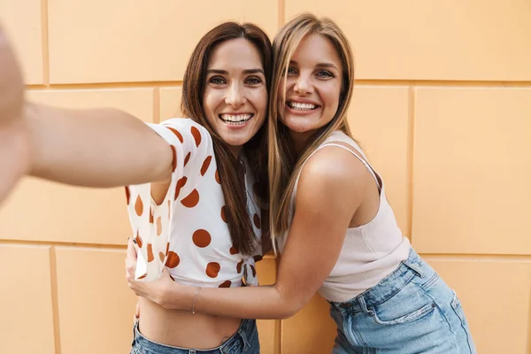 Obrázek Veselé Dospělé Dvě Ženy Při Focení Selfie Objímání Při — Stock fotografie