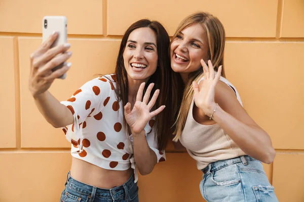 Εικόνα Των Χαρούμενων Ενηλίκων Δύο Γυναίκες Λήψη Selfie Φωτογραφία Στο — Φωτογραφία Αρχείου
