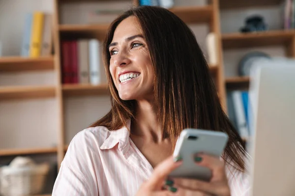 Imagen Mujer Negocios Adulta Riendo Usando Teléfono Móvil Mientras Trabaja —  Fotos de Stock