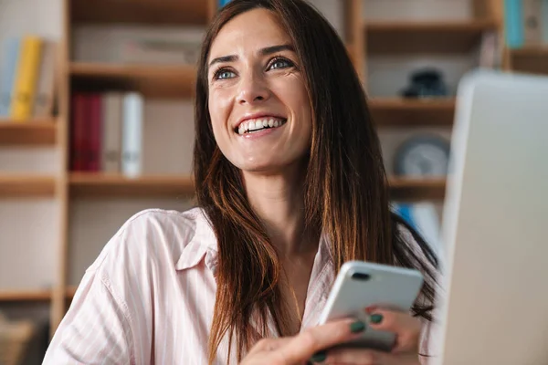 Imagem Uma Alegre Jovem Mulher Negócios Escritório Usando Telefone Celular — Fotografia de Stock