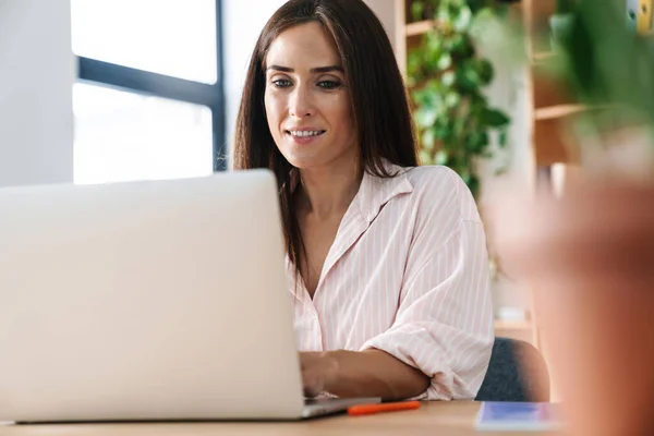 Imagem Mulher Negócios Adulta Feliz Sorrindo Enquanto Trabalhava Com Laptop — Fotografia de Stock