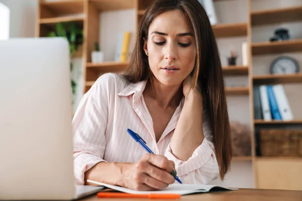 Imagen Una Mujer Negocios Adulta Enfocada Escribiendo Notas Mientras Trabaja — Foto de Stock