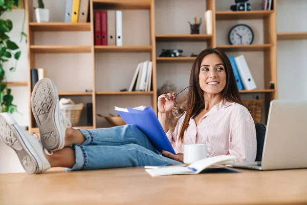 Imagem Mulher Negócios Adulta Sorridente Usando Laptop Documentos Leitura Enquanto — Fotografia de Stock