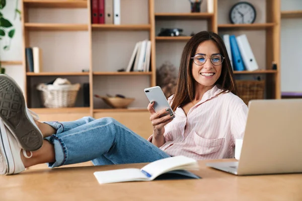 Imagen Una Alegre Mujer Negocios Feliz Oficina Usando Teléfono Móvil — Foto de Stock