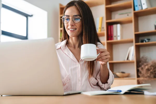 Imagen Una Mujer Negocios Sonriente Con Anteojos Bebiendo Café Mientras — Foto de Stock