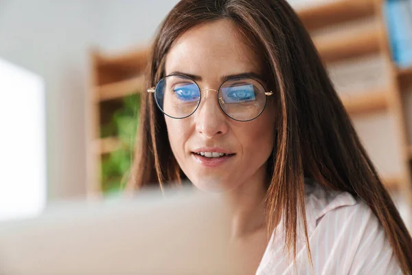 Image Closeup Focused Adult Businesswoman Eyeglasses Working Laptop Office — Stock Photo, Image