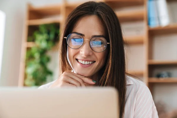 Bild Närbild Glad Vuxen Affärskvinna Glasögon Ler Medan Arbetar Med — Stockfoto