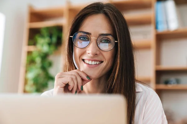 Kép Közelkép Boldog Felnőtt Üzletasszony Szemüvegben Mosolyog Miközben Dolgozik Laptop — Stock Fotó