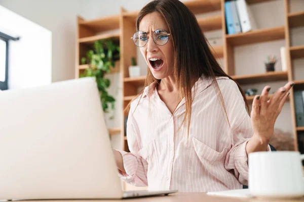 Obraz Podrażnionej Dorosłej Bizneswoman Okularach Krzyczy Podczas Pracy Laptopem Biurze — Zdjęcie stockowe