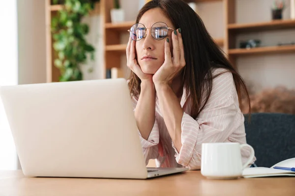 Kép Kimerült Felnőtt Üzletasszony Szemüvegben Dolgozik Laptop Irodában — Stock Fotó