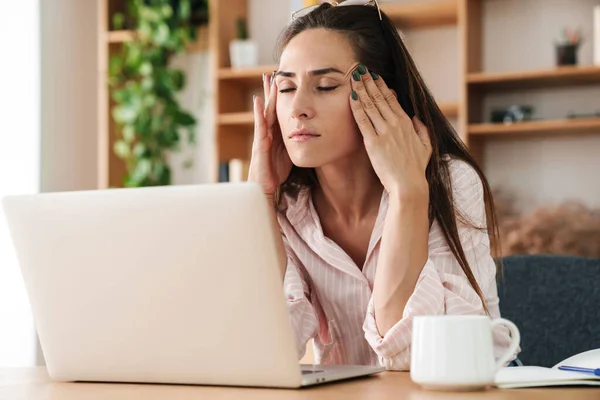 Imagem Empresária Adulta Cansada Com Dor Cabeça Usando Laptop Enquanto — Fotografia de Stock