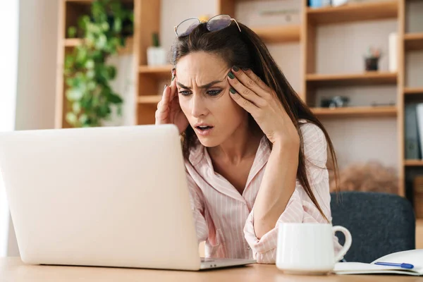 Imagem Empresária Adulta Irritada Com Dor Cabeça Usando Laptop Enquanto — Fotografia de Stock