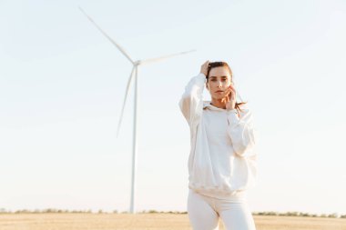 Yetişkin, güzel bir sporcunun, altın sahada çalışırken kameraya baktığı görüntü