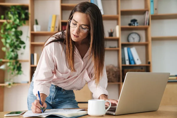 Beeld Van Geconcentreerde Volwassen Zakenvrouw Die Notities Opschrijft Tijdens Het — Stockfoto