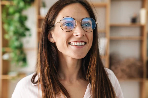 Imagen Feliz Mujer Negocios Adulta Gafas Sonriendo Mirando Hacia Adelante —  Fotos de Stock