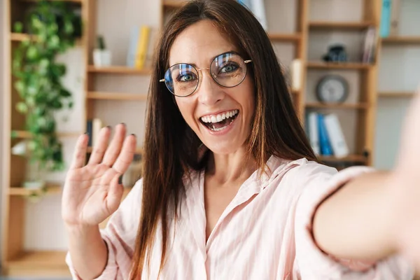 Imagem Empresária Adulta Excitada Acenando Com Mão Enquanto Tira Foto — Fotografia de Stock