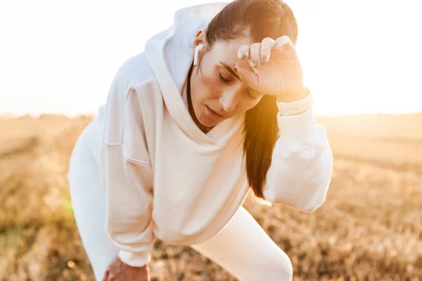 Imagen Deportista Cansada Adulta Auriculares Descansando Mientras Hace Ejercicio Campo — Foto de Stock