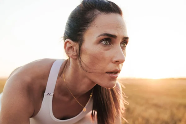 Afbeelding Van Volwassen Mooie Sportvrouw Kijken Opzij Tijdens Het Sporten — Stockfoto