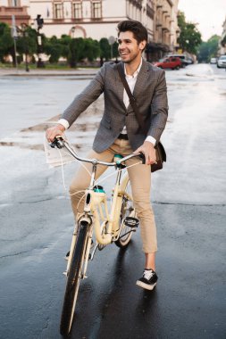 Bisikletle gezen yakışıklı bir iş adamının resmi.