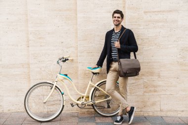 Dışarıdaki bisikletli genç ve yakışıklı iş adamının görüntüsü.