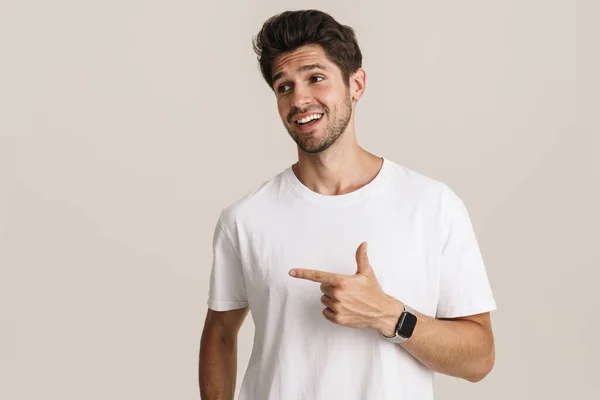 Gülümseyen Parmakla Işaret Eden Neşeli Genç Adam Görüntüsü Beyaz Arka — Stok fotoğraf