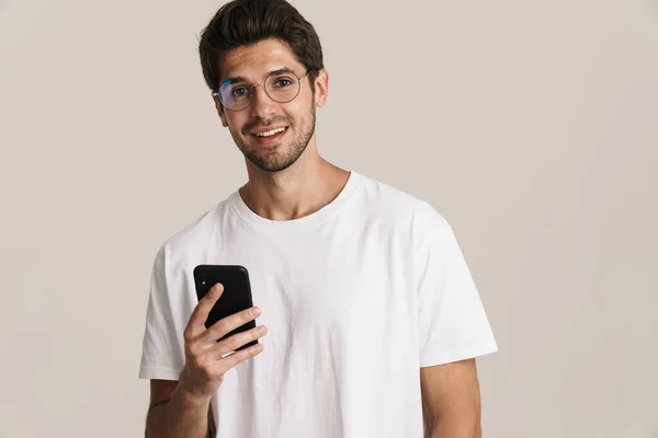 Gözlüklü Beyaz Arka Planda Izole Edilmiş Cep Telefonu Kullanan Memnun — Stok fotoğraf