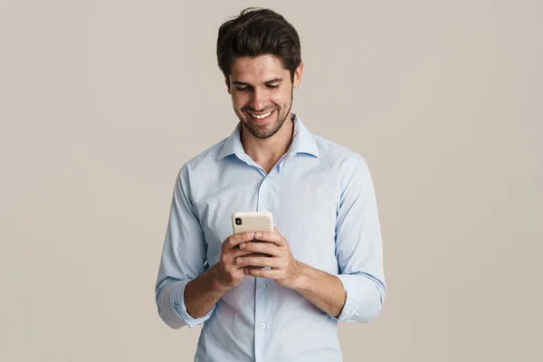 Imagem Homem Morena Empresário Feliz Segurando Celular Enquanto Está Isolado — Fotografia de Stock