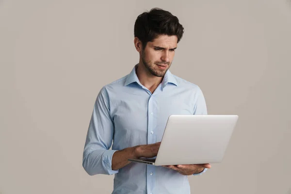 Wizerunek Poważnego Biznesmena Brunetka Człowiek Pracuje Laptopem Izolowane Przez Beżowe — Zdjęcie stockowe