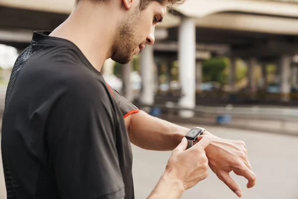 Imagem Desportista Jovem Atlético Usando Smartwatch Enquanto Trabalhava Rua Cidade — Fotografia de Stock