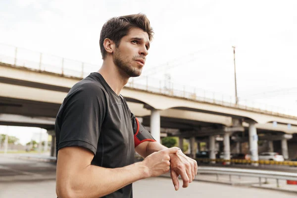 Imagem Desportista Jovem Atlético Usando Smartwatch Enquanto Trabalhava Rua Cidade — Fotografia de Stock