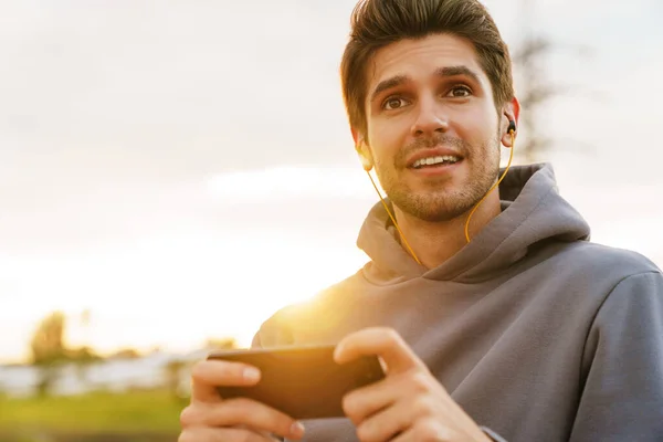 Imagen Del Joven Deportista Con Auriculares Jugando Videojuego Teléfono Celular —  Fotos de Stock