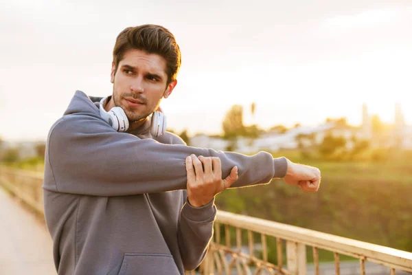 Obrázek Sportovního Sportovce Sluchátky Při Cvičení Městském Mostě — Stock fotografie