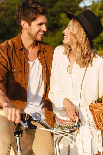 Beeld Van Jong Kaukasisch Paar Glimlachen Paardrijden Fiets Het Platteland — Stockfoto