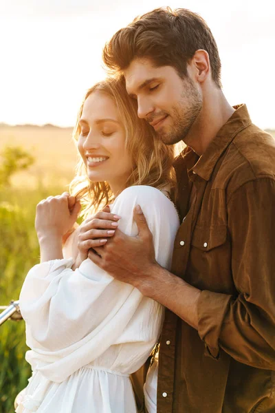 Image Young Caucasian Beautiful Couple Smiling Hugging While Walking Countryside — Stock Photo, Image