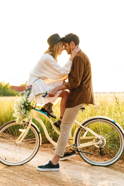 Imagem Jovem Casal Caucasiano Beijando Enquanto Andava Bicicleta Juntos Campo — Fotografia de Stock