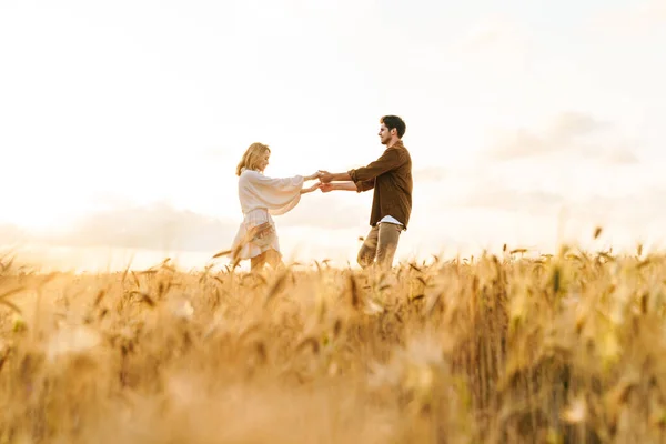 Image Young Caucasian Beautiful Couple Dancing Together Golden Field Countryside — Stock Photo, Image