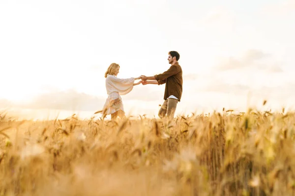 Imagen Hermosa Pareja Caucásica Joven Bailando Juntos Campo Oro Campo — Foto de Stock