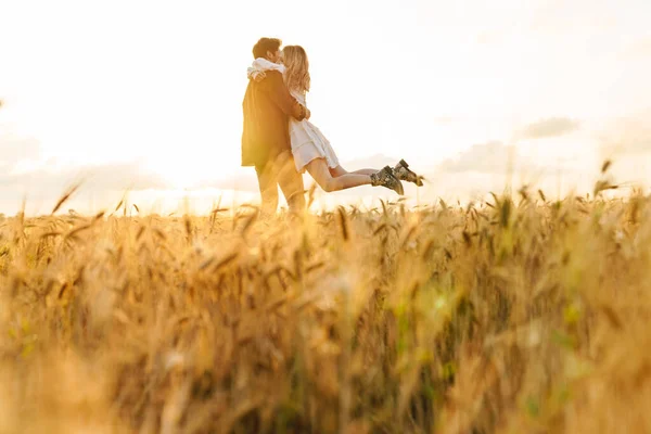 Image Young Caucasian Beautiful Couple Hugging Together Golden Field Countryside — Stock Photo, Image