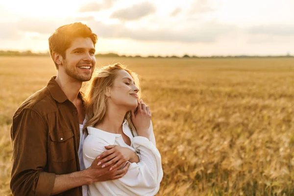 Immagine Una Giovane Bella Coppia Caucasica Che Abbraccia Insieme Campo — Foto Stock