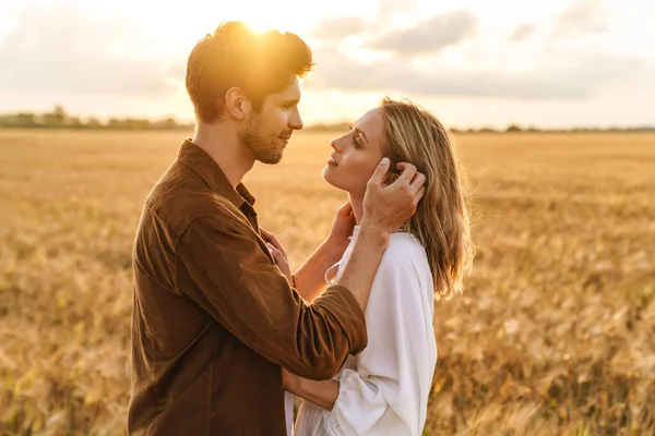 Bild Eines Jungen Kaukasischen Schönen Paares Das Sich Goldenen Feld — Stockfoto