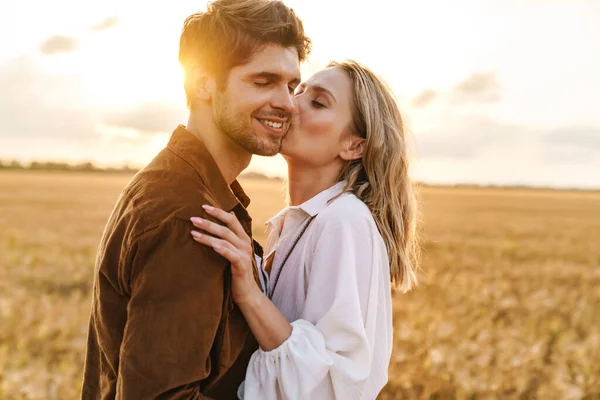 Immagine Della Giovane Coppia Caucasica Che Bacia Abbraccia Campo Dorato — Foto Stock