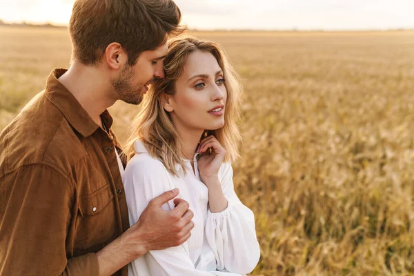 Bild Eines Jungen Kaukasischen Schönen Paares Das Sich Goldenen Feld — Stockfoto