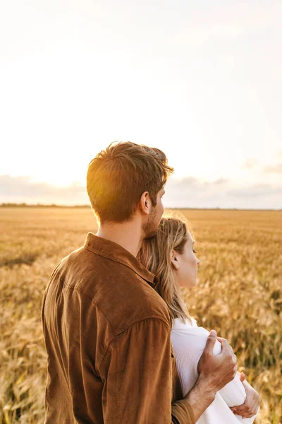 Image Young Caucasian Beautiful Couple Hugging Together Golden Field Countryside — Stock Photo, Image