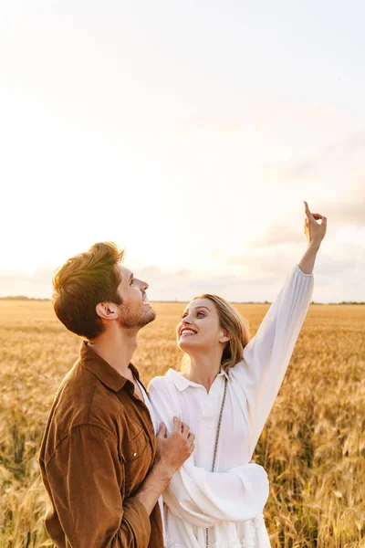 Immagine Giovane Coppia Caucasica Abbracciare Gesticolare Dito Verso Alto Cielo — Foto Stock