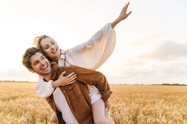 Bild Von Jungen Kaukasischen Schönen Paar Tun Huckepack Fahrt Goldenem — Stockfoto