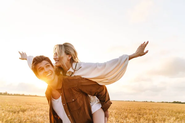 Imagen Hermosa Pareja Caucásica Joven Haciendo Paseo Cuestas Campo Oro —  Fotos de Stock