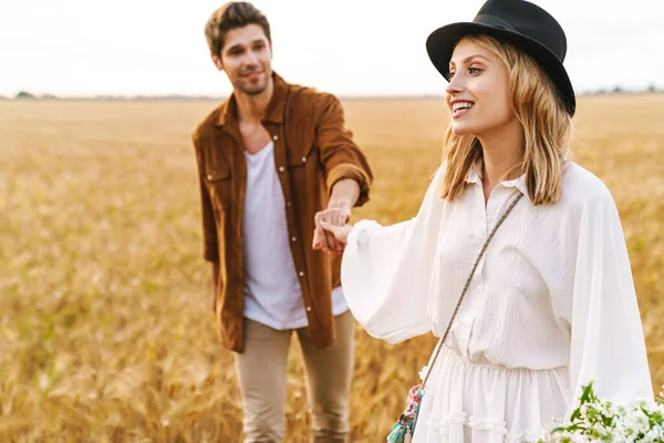 Image Young Caucasian Beautiful Couple Walking Together Golden Field Countryside — Stock Photo, Image