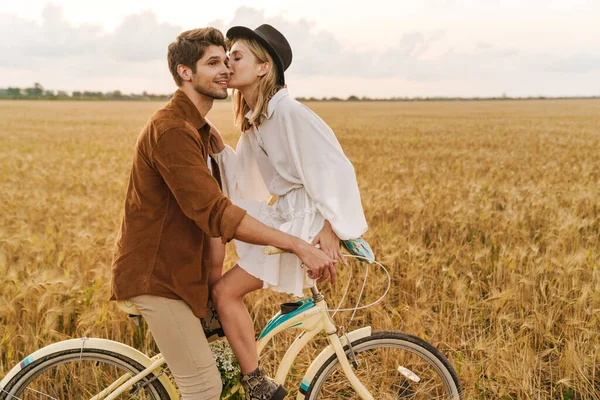 Bild Eines Jungen Kaukasischen Paares Das Auf Dem Land Lächelt — Stockfoto