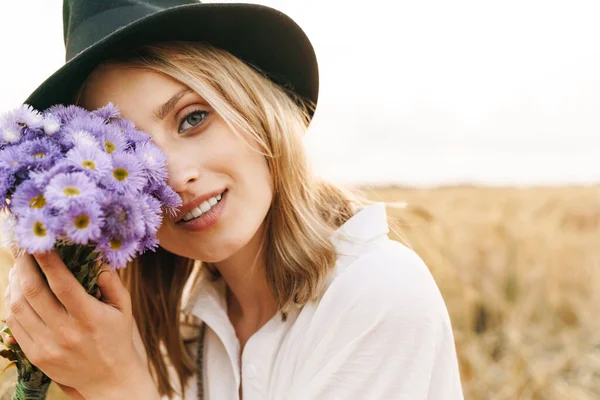 Imagen Una Joven Rubia Con Flores Mirando Cámara Campo Oro — Foto de Stock